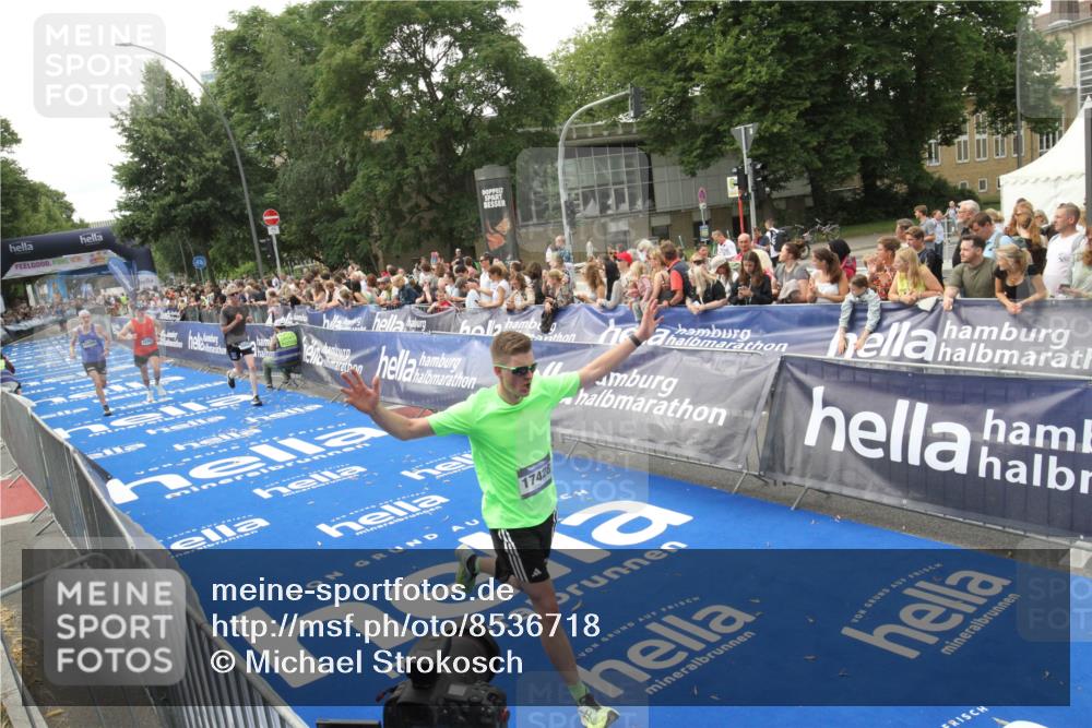 29.06.2025 - hella hamburg halbmarathon Michael Strokosch http://msf.ph/oto/8536718 29.06.2025 10:28:52 Ziel  meine-sportfotos.de