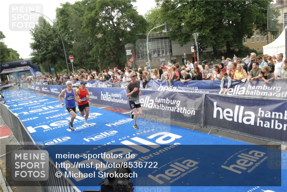 29.06.2025 - hella hamburg halbmarathon Michael Strokosch http://msf.ph/oto/8536722 29.06.2025 10:28:54 Ziel  meine-sportfotos.de