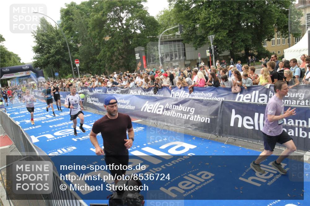 29.06.2025 - hella hamburg halbmarathon Michael Strokosch http://msf.ph/oto/8536724 29.06.2025 10:46:57 Ziel  meine-sportfotos.de
