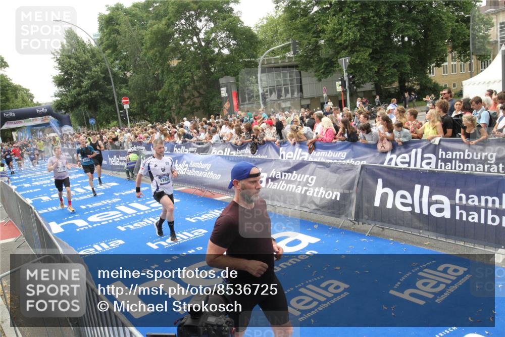 29.06.2025 - hella hamburg halbmarathon Michael Strokosch http://msf.ph/oto/8536725 29.06.2025 10:46:58 Ziel  meine-sportfotos.de