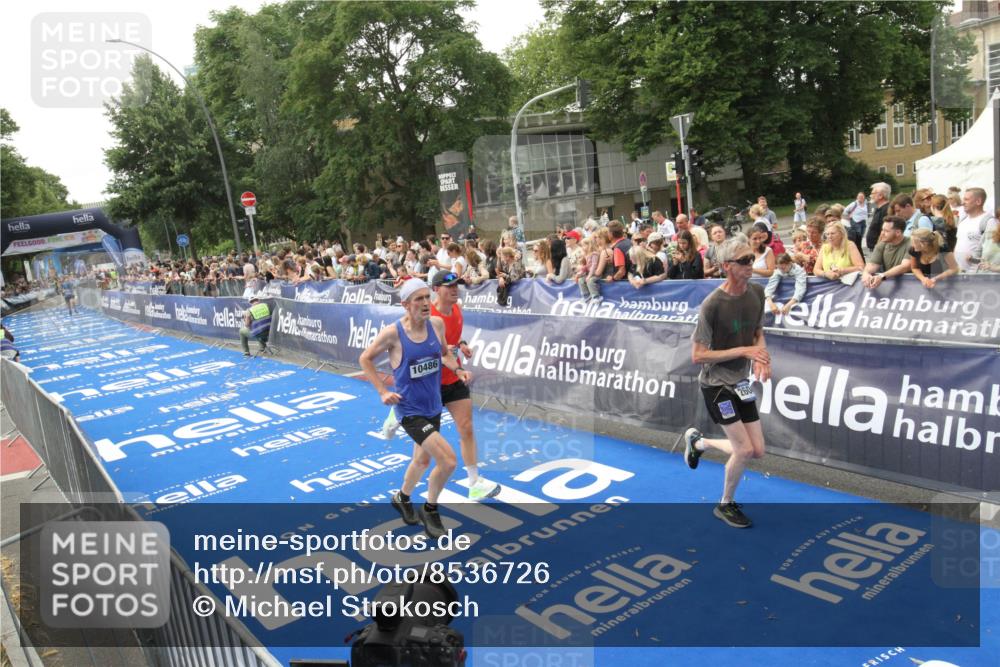 29.06.2025 - hella hamburg halbmarathon Michael Strokosch http://msf.ph/oto/8536726 29.06.2025 10:28:54 Ziel  meine-sportfotos.de