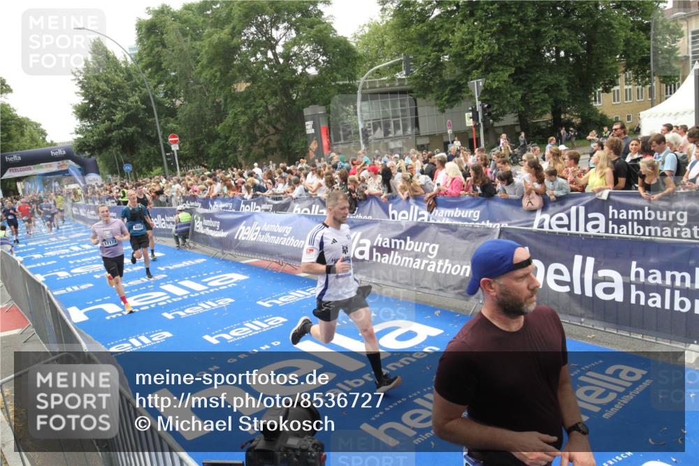 29.06.2025 - hella hamburg halbmarathon Michael Strokosch http://msf.ph/oto/8536727 29.06.2025 10:46:58 Ziel  meine-sportfotos.de
