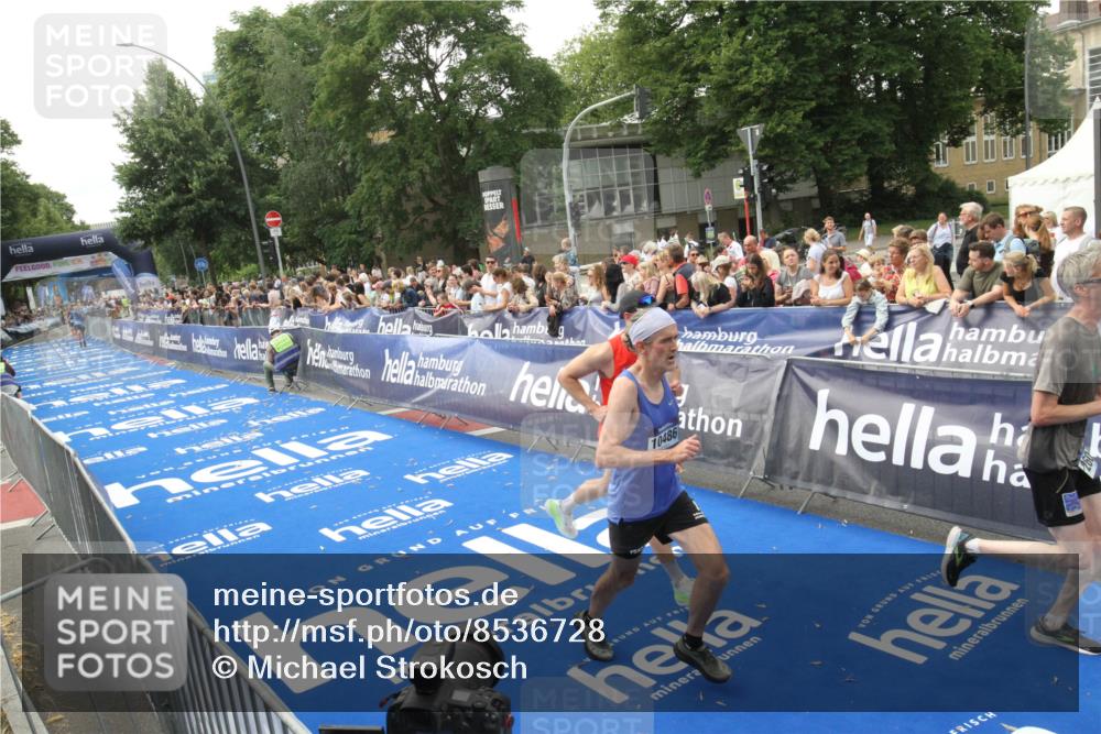 29.06.2025 - hella hamburg halbmarathon Michael Strokosch http://msf.ph/oto/8536728 29.06.2025 10:28:55 Ziel  meine-sportfotos.de