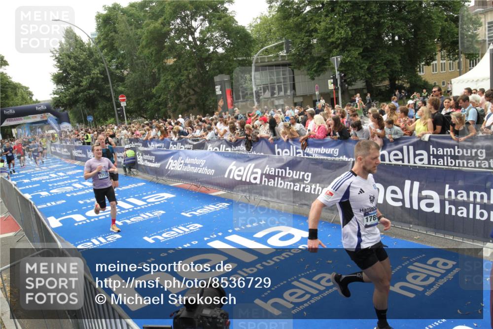 29.06.2025 - hella hamburg halbmarathon Michael Strokosch http://msf.ph/oto/8536729 29.06.2025 10:46:58 Ziel  meine-sportfotos.de
