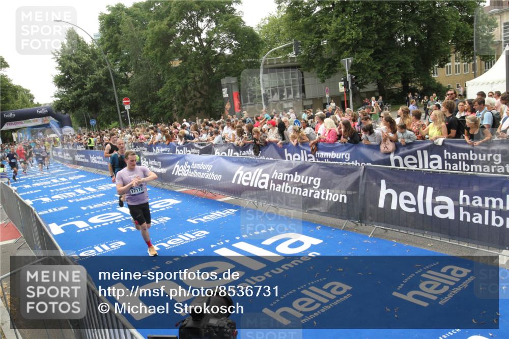 29.06.2025 - hella hamburg halbmarathon Michael Strokosch http://msf.ph/oto/8536731 29.06.2025 10:46:59 Ziel  meine-sportfotos.de