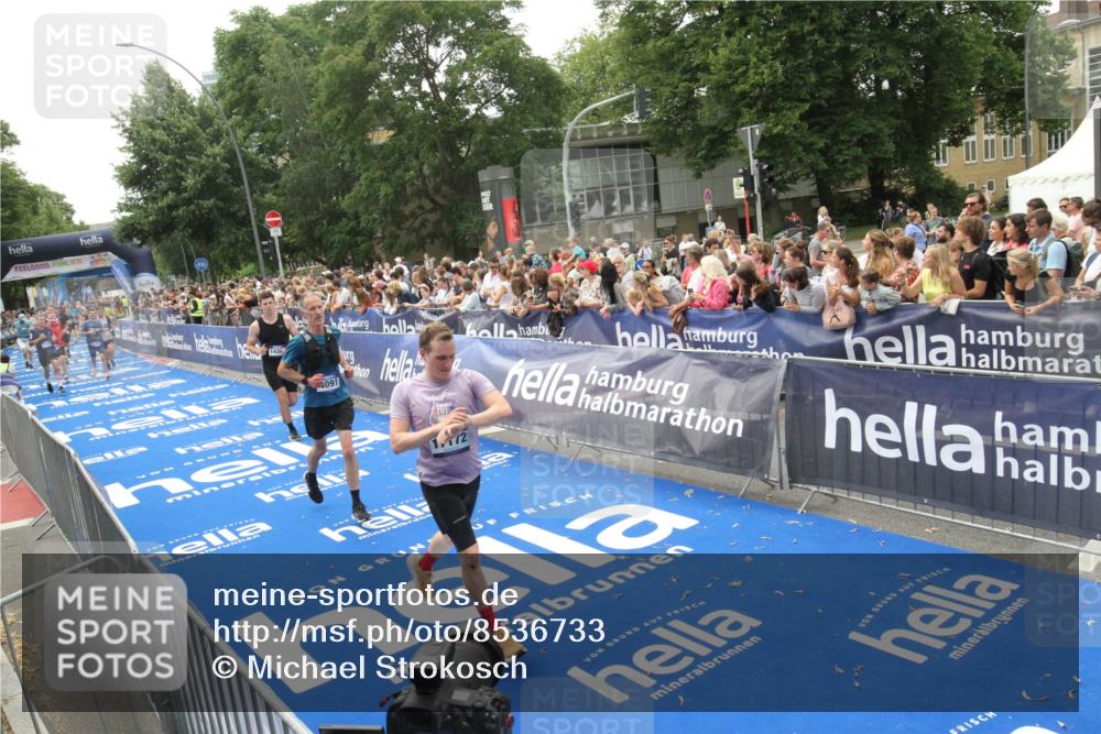 29.06.2025 - hella hamburg halbmarathon Michael Strokosch http://msf.ph/oto/8536733 29.06.2025 10:46:59 Ziel  meine-sportfotos.de