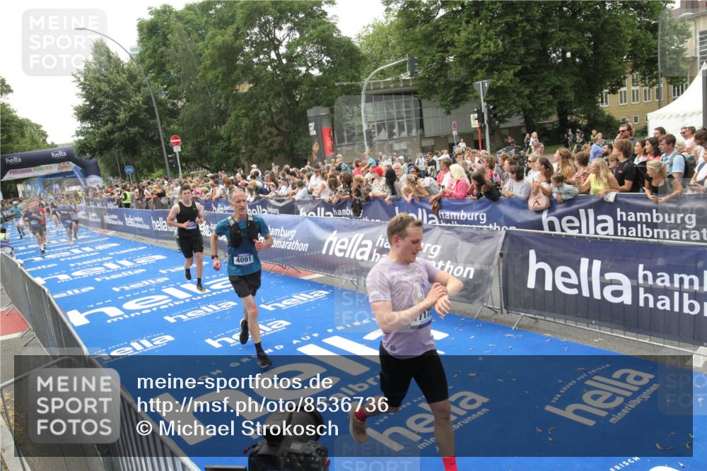 29.06.2025 - hella hamburg halbmarathon Michael Strokosch http://msf.ph/oto/8536736 29.06.2025 10:47:00 Ziel  meine-sportfotos.de