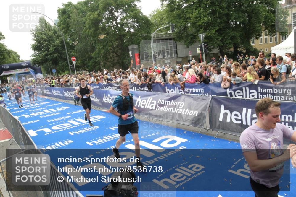 29.06.2025 - hella hamburg halbmarathon Michael Strokosch http://msf.ph/oto/8536738 29.06.2025 10:47:00 Ziel  meine-sportfotos.de