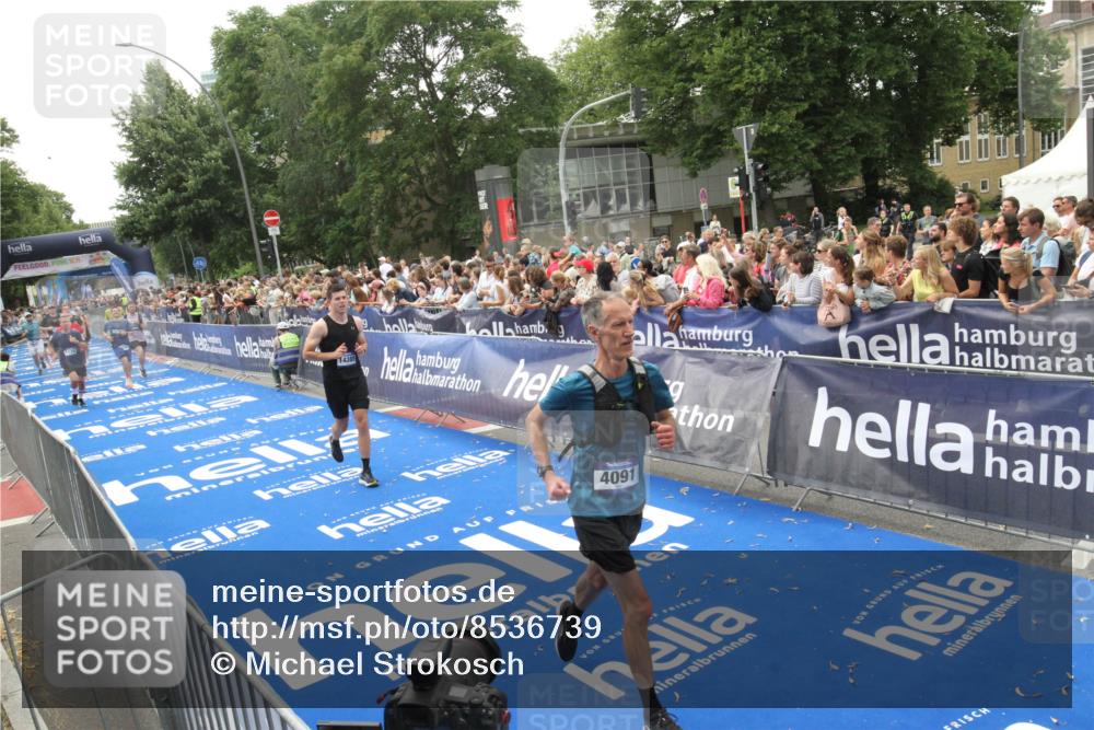 29.06.2025 - hella hamburg halbmarathon Michael Strokosch http://msf.ph/oto/8536739 29.06.2025 10:47:00 Ziel  meine-sportfotos.de