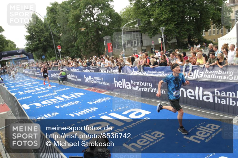 29.06.2025 - hella hamburg halbmarathon Michael Strokosch http://msf.ph/oto/8536742 29.06.2025 10:29:03 Ziel  meine-sportfotos.de