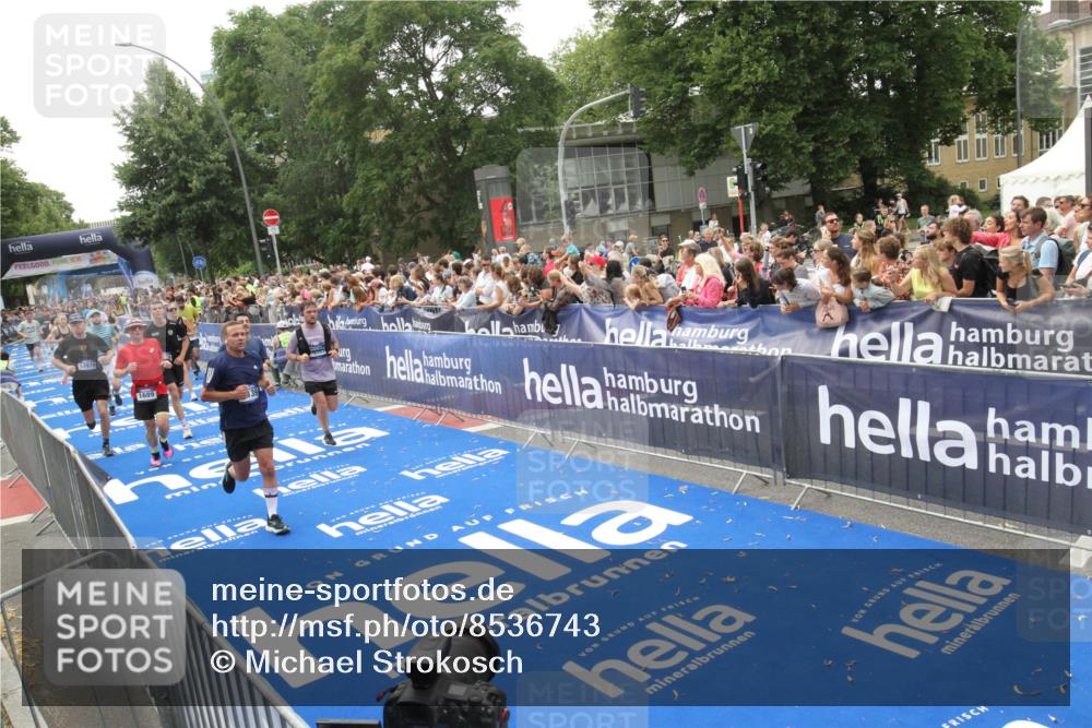 29.06.2025 - hella hamburg halbmarathon Michael Strokosch http://msf.ph/oto/8536743 29.06.2025 10:47:03 Ziel  meine-sportfotos.de