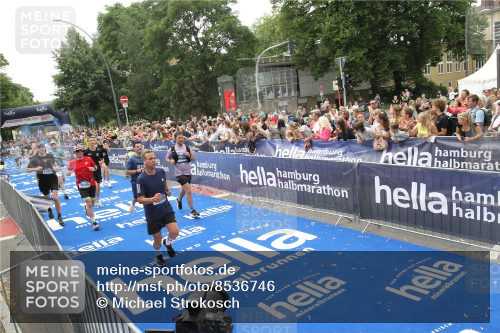 29.06.2025 - hella hamburg halbmarathon Michael Strokosch http://msf.ph/oto/8536746 29.06.2025 10:47:04 Ziel  meine-sportfotos.de