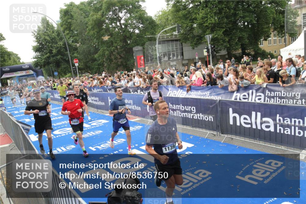 29.06.2025 - hella hamburg halbmarathon Michael Strokosch http://msf.ph/oto/8536750 29.06.2025 10:47:04 Ziel  meine-sportfotos.de