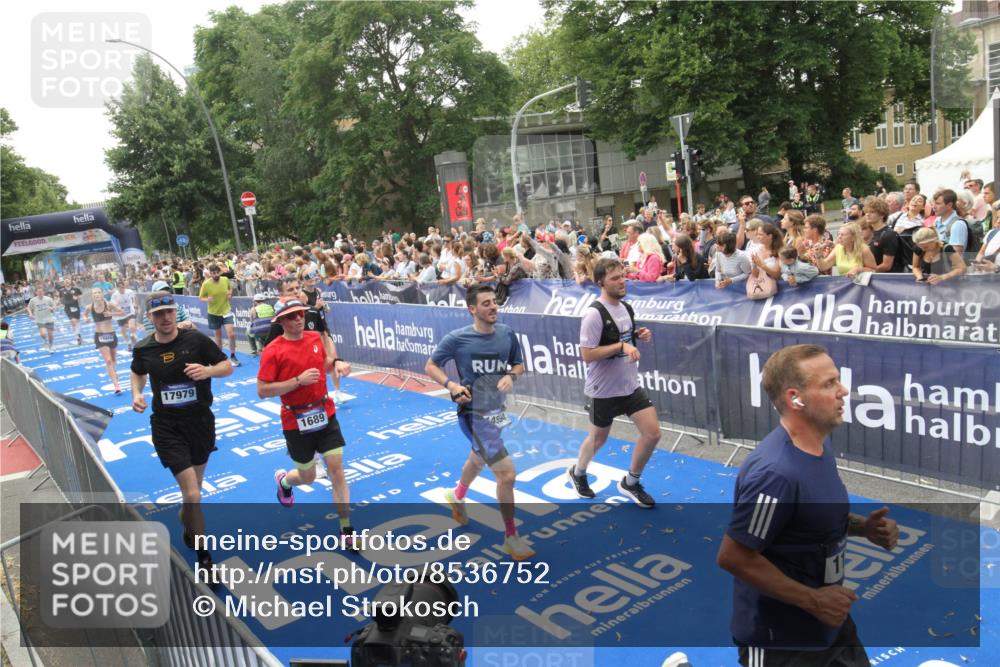 29.06.2025 - hella hamburg halbmarathon Michael Strokosch http://msf.ph/oto/8536752 29.06.2025 10:47:05 Ziel  meine-sportfotos.de