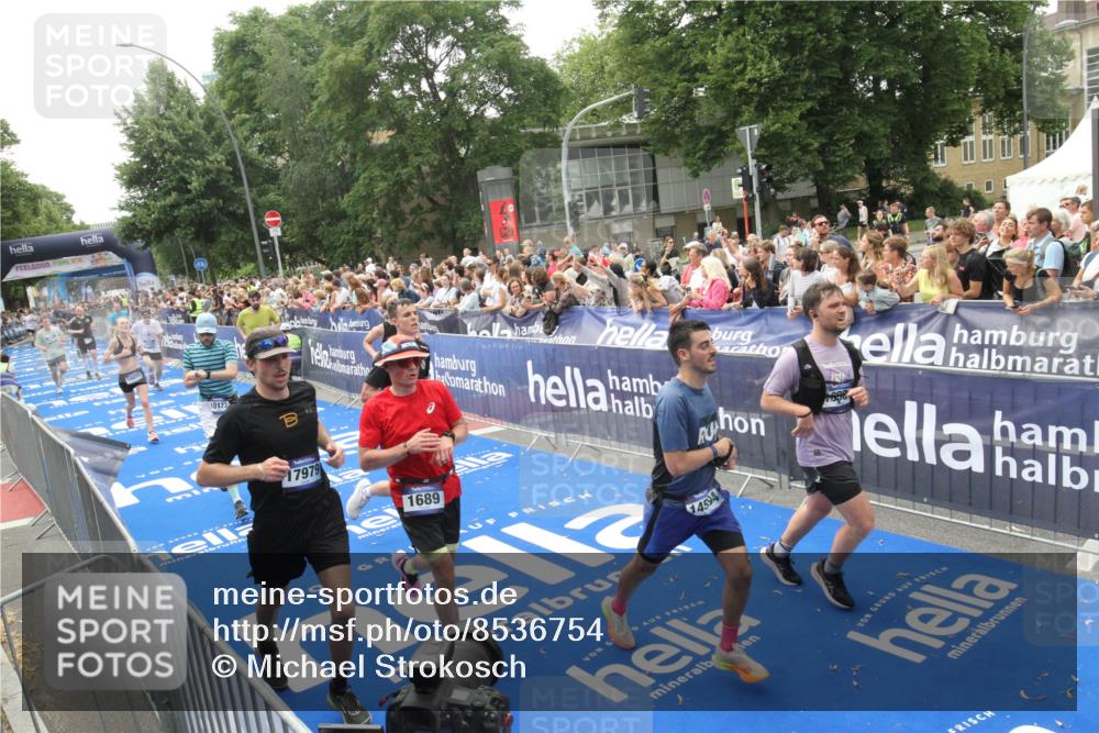 29.06.2025 - hella hamburg halbmarathon Michael Strokosch http://msf.ph/oto/8536754 29.06.2025 10:47:05 Ziel  meine-sportfotos.de