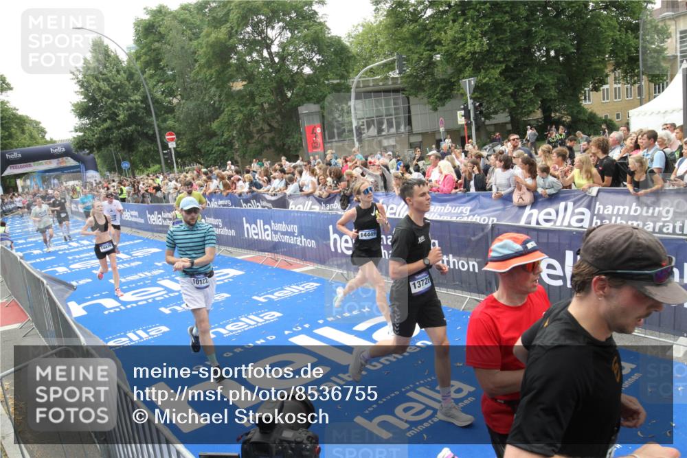 29.06.2025 - hella hamburg halbmarathon Michael Strokosch http://msf.ph/oto/8536755 29.06.2025 10:47:06 Ziel  meine-sportfotos.de