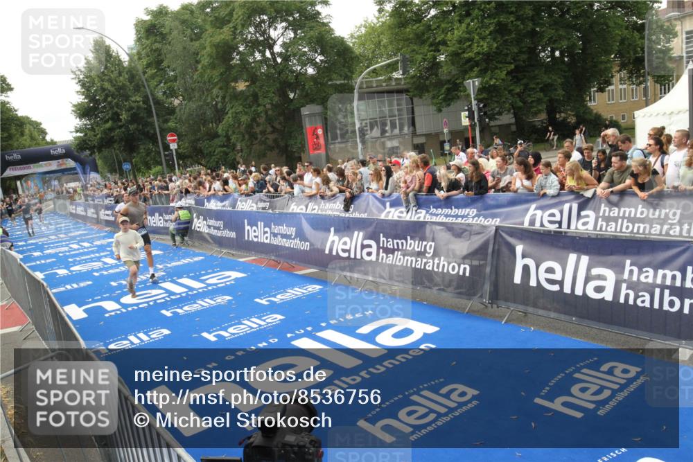 29.06.2025 - hella hamburg halbmarathon Michael Strokosch http://msf.ph/oto/8536756 29.06.2025 10:29:07 Ziel  meine-sportfotos.de