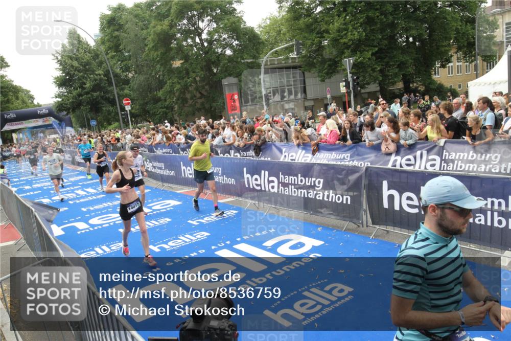29.06.2025 - hella hamburg halbmarathon Michael Strokosch http://msf.ph/oto/8536759 29.06.2025 10:47:07 Ziel  meine-sportfotos.de