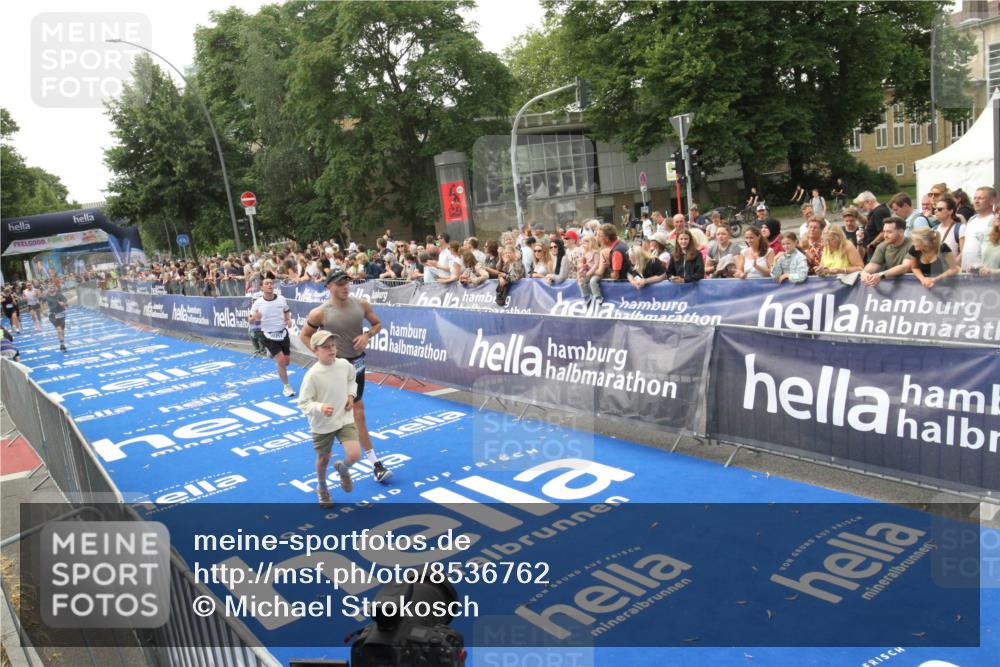 29.06.2025 - hella hamburg halbmarathon Michael Strokosch http://msf.ph/oto/8536762 29.06.2025 10:29:08 Ziel  meine-sportfotos.de