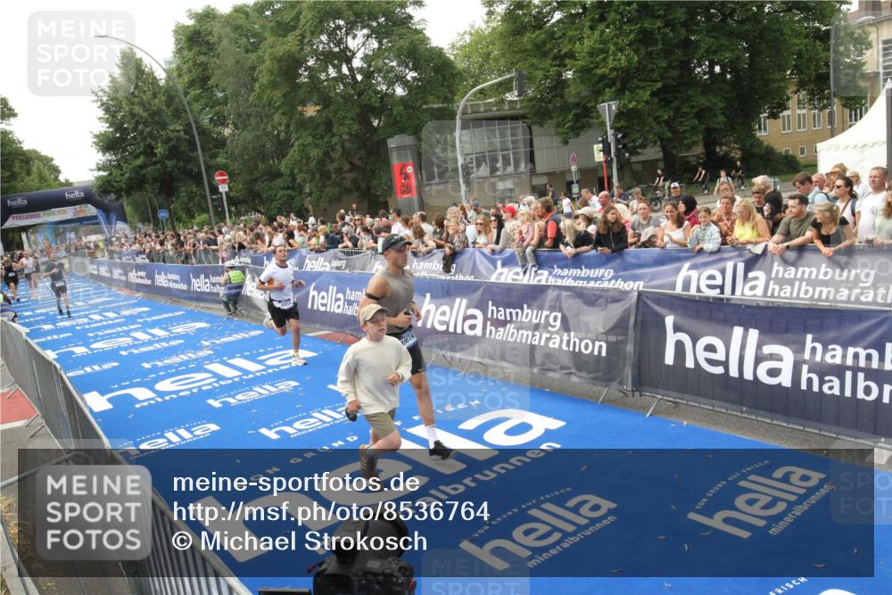 29.06.2025 - hella hamburg halbmarathon Michael Strokosch http://msf.ph/oto/8536764 29.06.2025 10:29:09 Ziel  meine-sportfotos.de