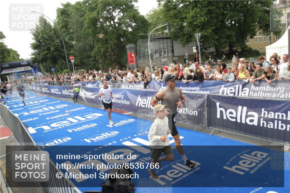 29.06.2025 - hella hamburg halbmarathon Michael Strokosch http://msf.ph/oto/8536766 29.06.2025 10:29:09 Ziel  meine-sportfotos.de