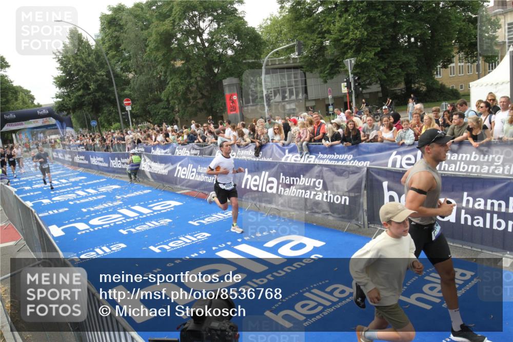 29.06.2025 - hella hamburg halbmarathon Michael Strokosch http://msf.ph/oto/8536768 29.06.2025 10:29:09 Ziel  meine-sportfotos.de