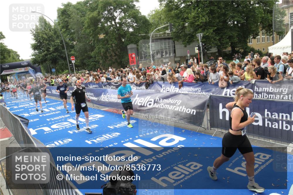 29.06.2025 - hella hamburg halbmarathon Michael Strokosch http://msf.ph/oto/8536773 29.06.2025 10:47:10 Ziel  meine-sportfotos.de