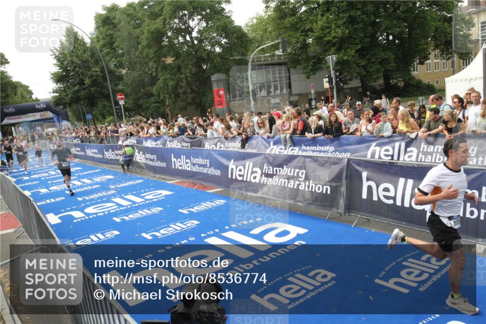 29.06.2025 - hella hamburg halbmarathon Michael Strokosch http://msf.ph/oto/8536774 29.06.2025 10:29:10 Ziel  meine-sportfotos.de