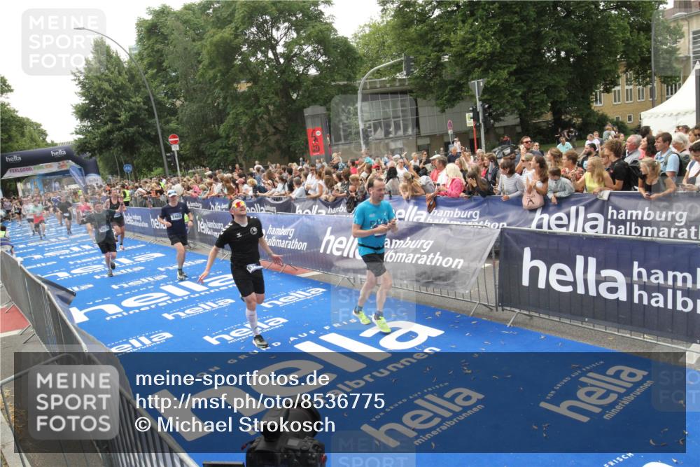 29.06.2025 - hella hamburg halbmarathon Michael Strokosch http://msf.ph/oto/8536775 29.06.2025 10:47:11 Ziel  meine-sportfotos.de