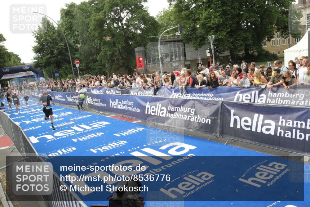 29.06.2025 - hella hamburg halbmarathon Michael Strokosch http://msf.ph/oto/8536776 29.06.2025 10:29:11 Ziel  meine-sportfotos.de