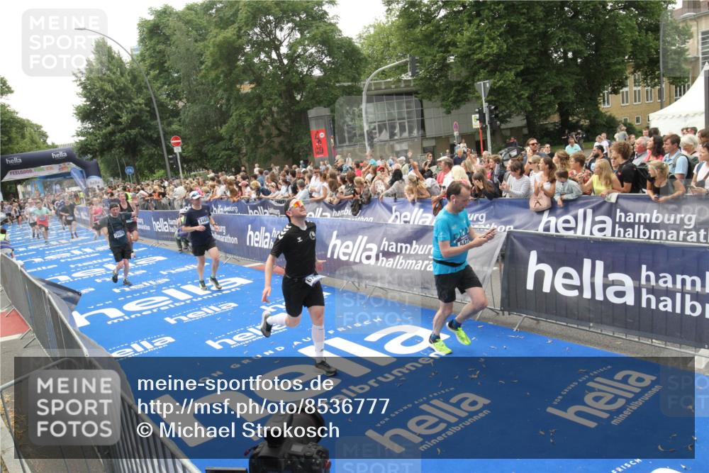 29.06.2025 - hella hamburg halbmarathon Michael Strokosch http://msf.ph/oto/8536777 29.06.2025 10:47:11 Ziel  meine-sportfotos.de