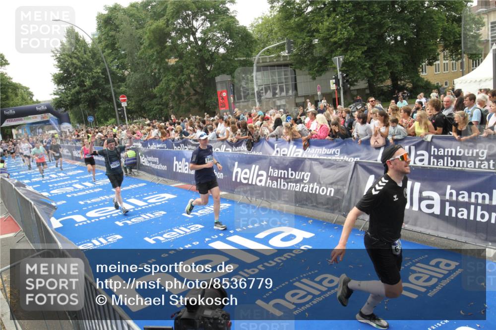 29.06.2025 - hella hamburg halbmarathon Michael Strokosch http://msf.ph/oto/8536779 29.06.2025 10:47:12 Ziel  meine-sportfotos.de