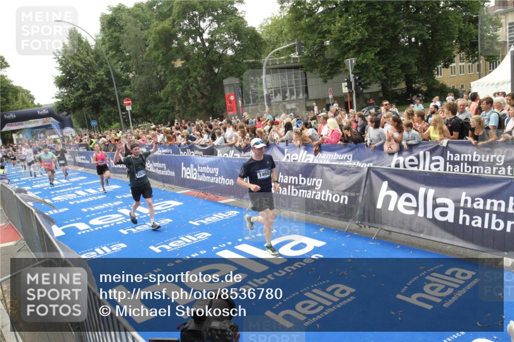 29.06.2025 - hella hamburg halbmarathon Michael Strokosch http://msf.ph/oto/8536780 29.06.2025 10:47:12 Ziel  meine-sportfotos.de