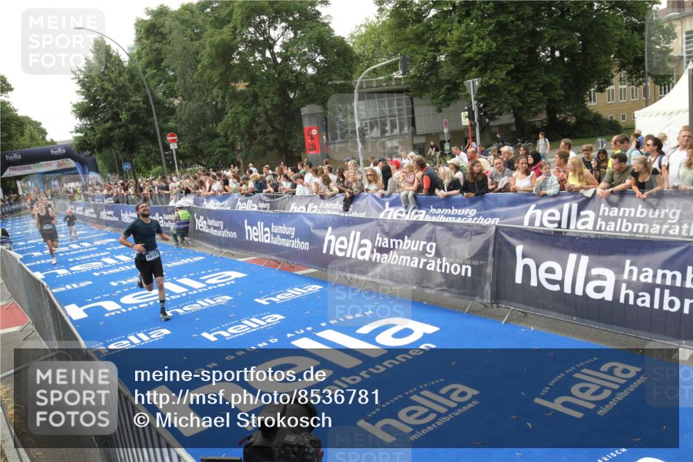 29.06.2025 - hella hamburg halbmarathon Michael Strokosch http://msf.ph/oto/8536781 29.06.2025 10:29:12 Ziel  meine-sportfotos.de