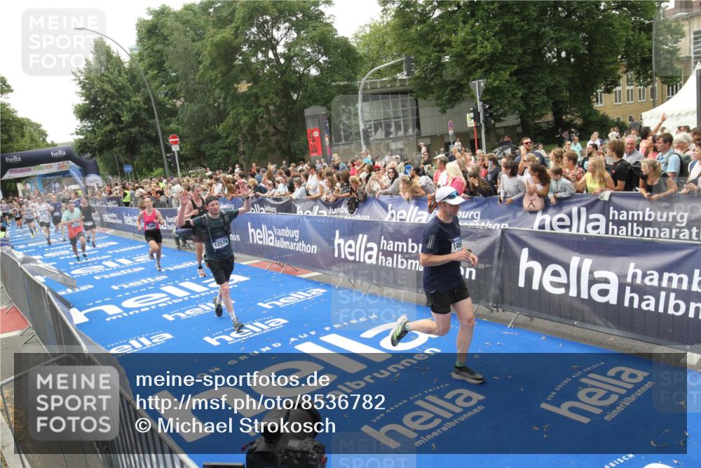 29.06.2025 - hella hamburg halbmarathon Michael Strokosch http://msf.ph/oto/8536782 29.06.2025 10:47:12 Ziel  meine-sportfotos.de