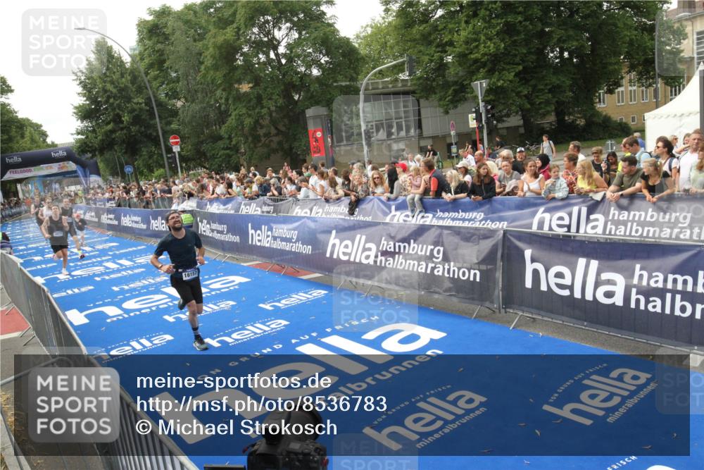 29.06.2025 - hella hamburg halbmarathon Michael Strokosch http://msf.ph/oto/8536783 29.06.2025 10:29:12 Ziel  meine-sportfotos.de