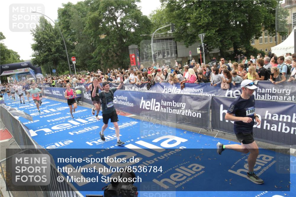 29.06.2025 - hella hamburg halbmarathon Michael Strokosch http://msf.ph/oto/8536784 29.06.2025 10:47:13 Ziel  meine-sportfotos.de
