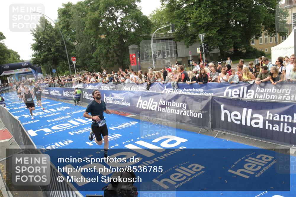 29.06.2025 - hella hamburg halbmarathon Michael Strokosch http://msf.ph/oto/8536785 29.06.2025 10:29:12 Ziel  meine-sportfotos.de