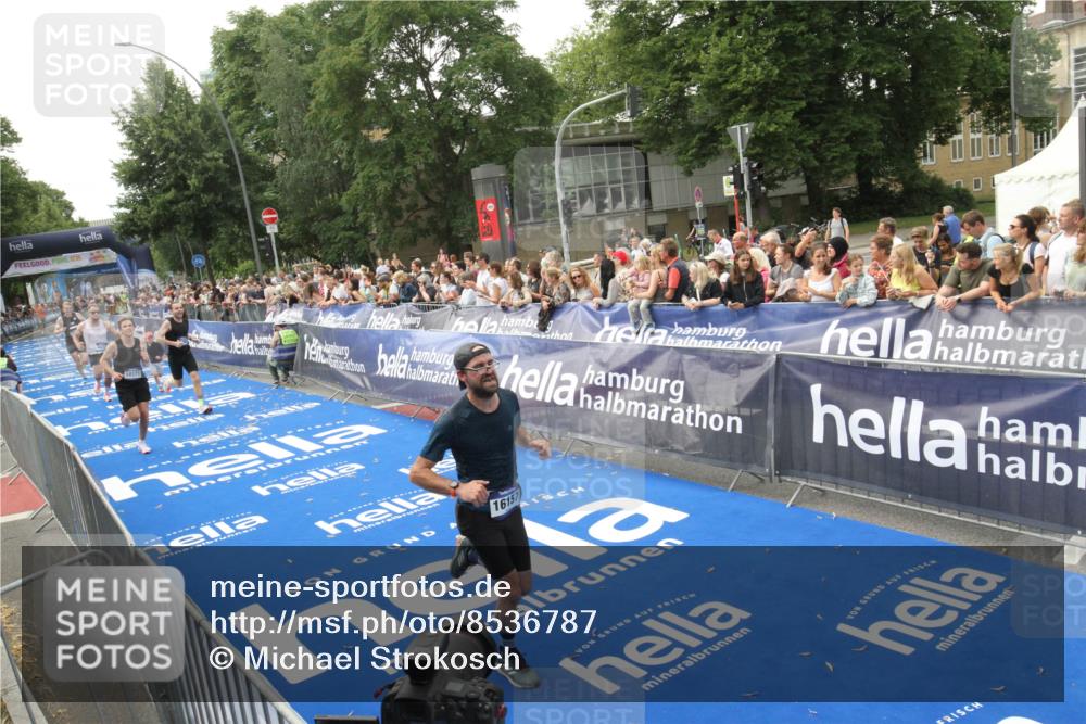 29.06.2025 - hella hamburg halbmarathon Michael Strokosch http://msf.ph/oto/8536787 29.06.2025 10:29:13 Ziel  meine-sportfotos.de