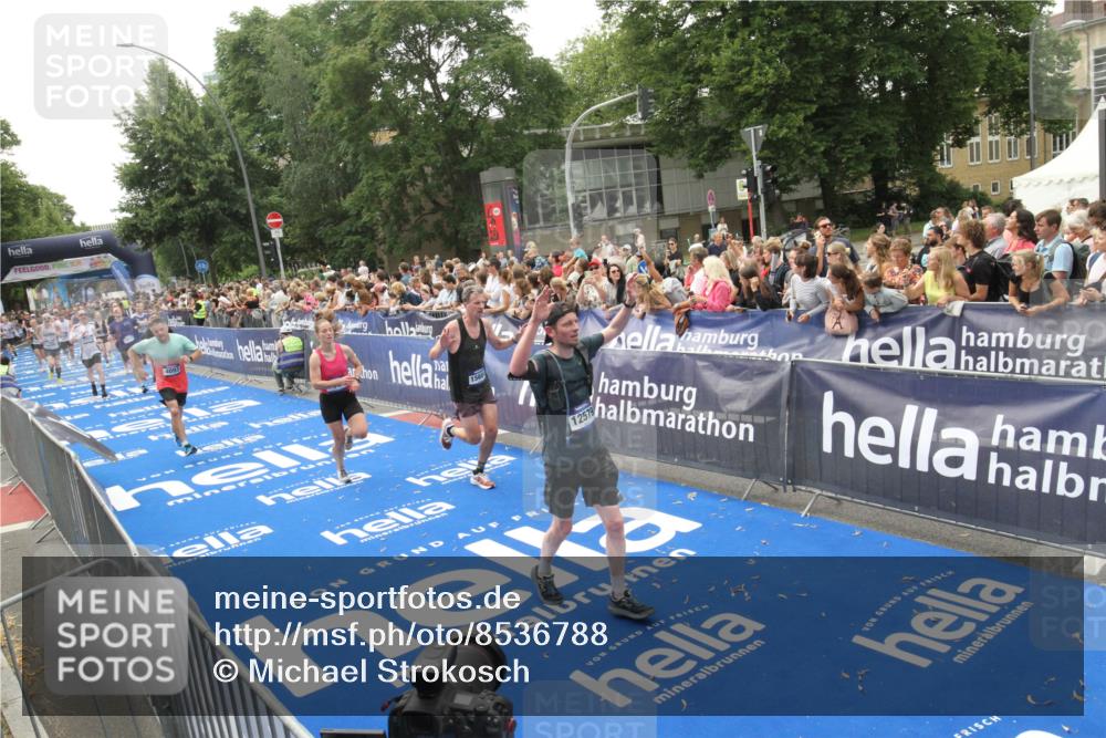 29.06.2025 - hella hamburg halbmarathon Michael Strokosch http://msf.ph/oto/8536788 29.06.2025 10:47:13 Ziel  meine-sportfotos.de