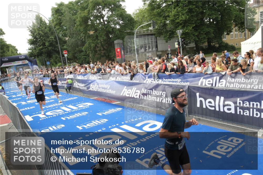 29.06.2025 - hella hamburg halbmarathon Michael Strokosch http://msf.ph/oto/8536789 29.06.2025 10:29:13 Ziel  meine-sportfotos.de