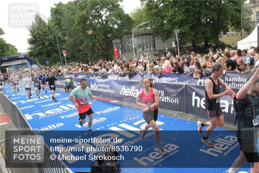 29.06.2025 - hella hamburg halbmarathon Michael Strokosch http://msf.ph/oto/8536790 29.06.2025 10:47:15 Ziel  meine-sportfotos.de