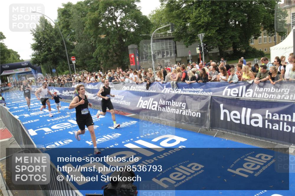 29.06.2025 - hella hamburg halbmarathon Michael Strokosch http://msf.ph/oto/8536793 29.06.2025 10:29:14 Ziel  meine-sportfotos.de