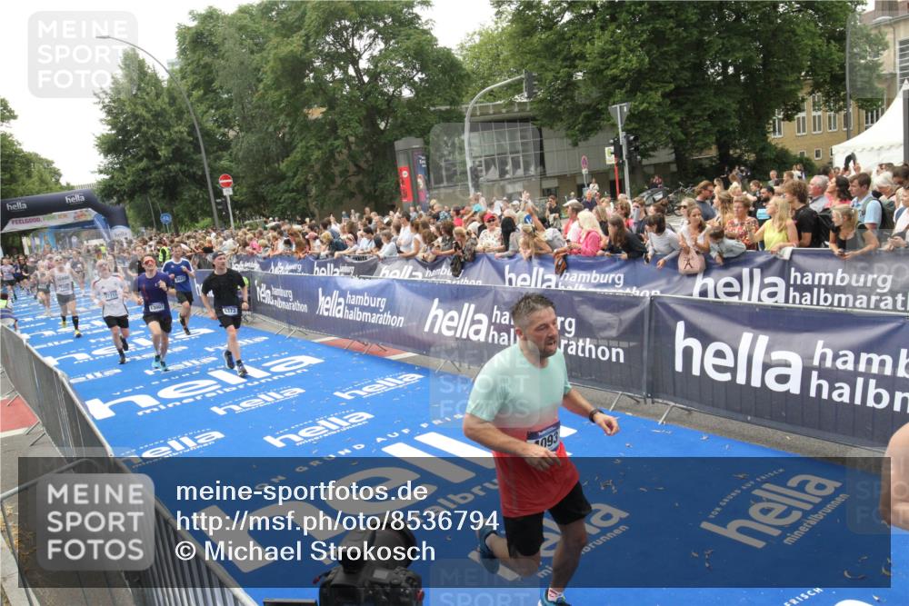29.06.2025 - hella hamburg halbmarathon Michael Strokosch http://msf.ph/oto/8536794 29.06.2025 10:47:15 Ziel  meine-sportfotos.de
