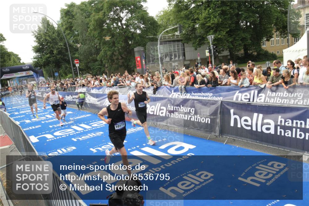 29.06.2025 - hella hamburg halbmarathon Michael Strokosch http://msf.ph/oto/8536795 29.06.2025 10:29:14 Ziel  meine-sportfotos.de
