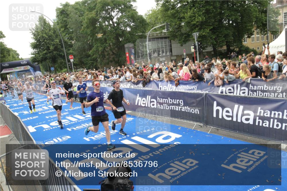 29.06.2025 - hella hamburg halbmarathon Michael Strokosch http://msf.ph/oto/8536796 29.06.2025 10:47:17 Ziel  meine-sportfotos.de