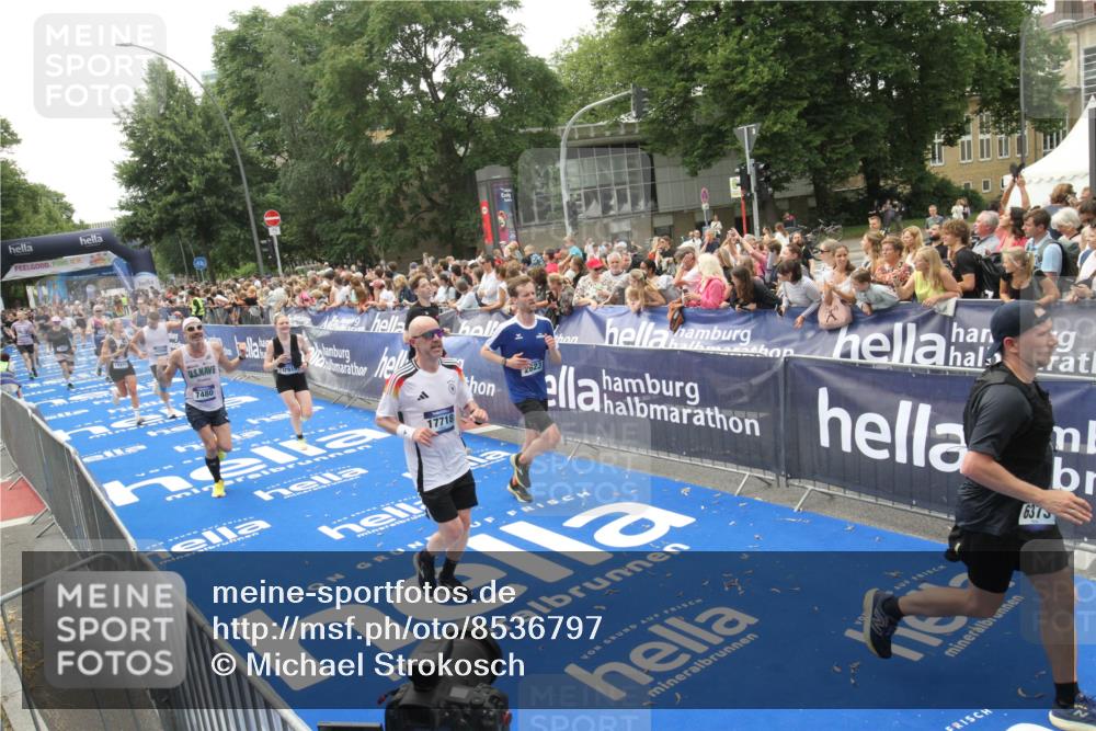 29.06.2025 - hella hamburg halbmarathon Michael Strokosch http://msf.ph/oto/8536797 29.06.2025 10:47:18 Ziel  meine-sportfotos.de