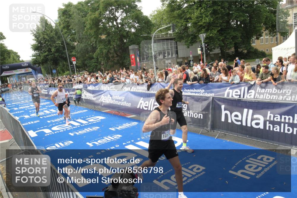 29.06.2025 - hella hamburg halbmarathon Michael Strokosch http://msf.ph/oto/8536798 29.06.2025 10:29:14 Ziel  meine-sportfotos.de
