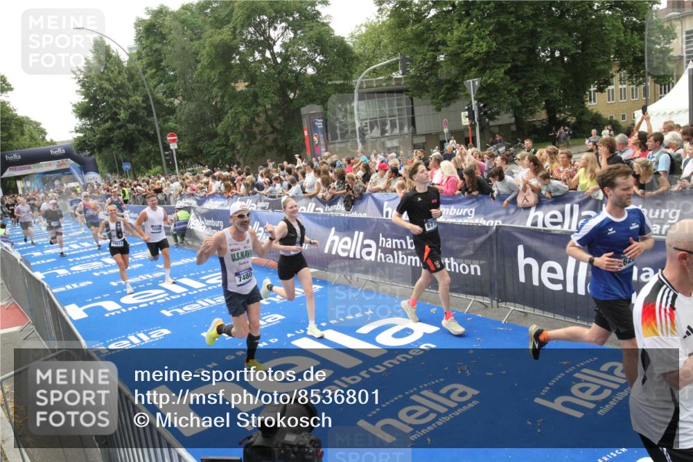 29.06.2025 - hella hamburg halbmarathon Michael Strokosch http://msf.ph/oto/8536801 29.06.2025 10:47:19 Ziel  meine-sportfotos.de