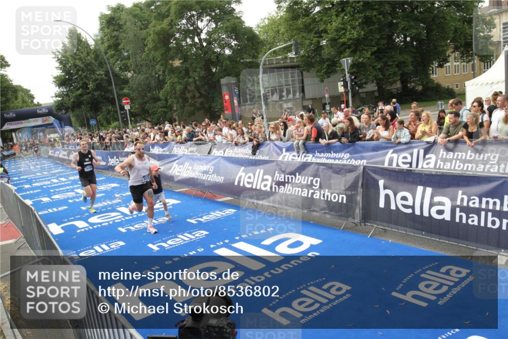 29.06.2025 - hella hamburg halbmarathon Michael Strokosch http://msf.ph/oto/8536802 29.06.2025 10:29:15 Ziel  meine-sportfotos.de